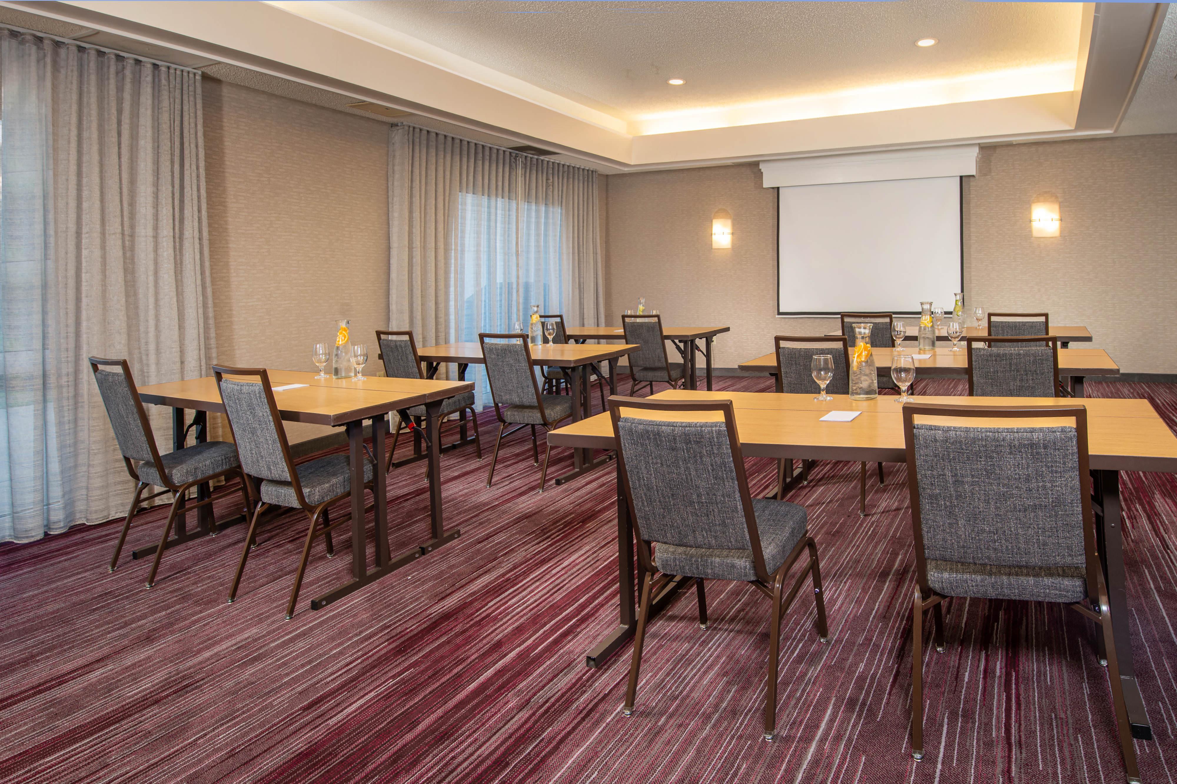 Hotel Sonesta Select Bethlehem Airport 3*
